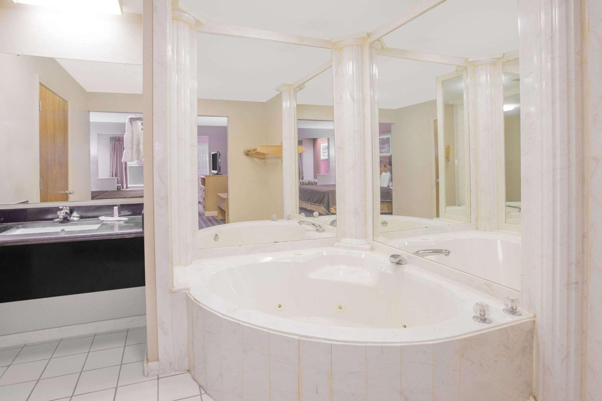 Days Inn & Suites By Wyndham Pine Bluff Luaran gambar